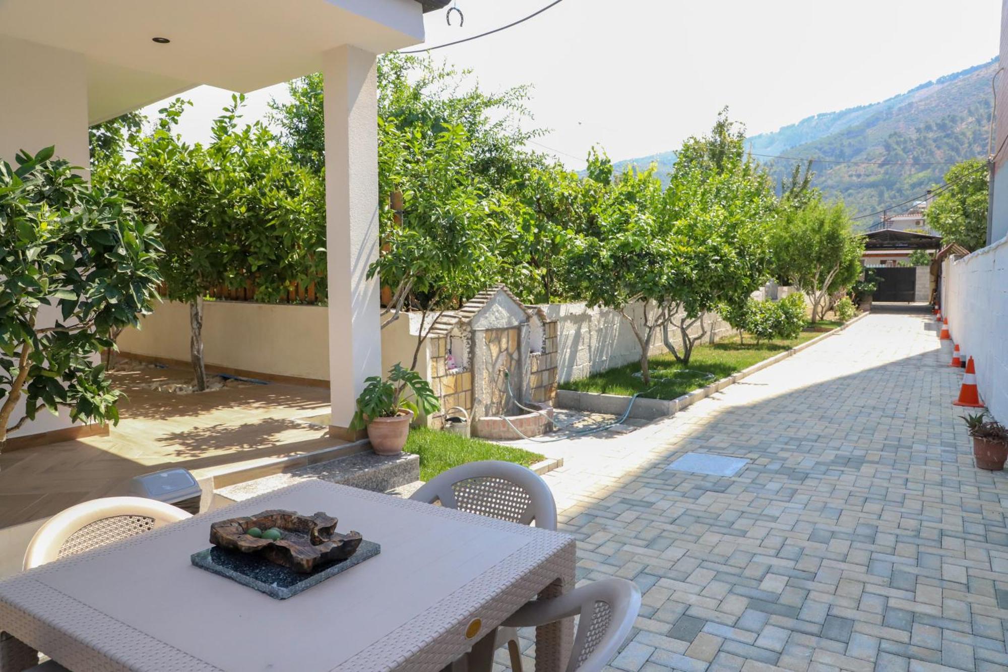Guest House Esanbja Berat Zewnętrze zdjęcie